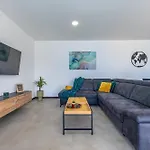 Villa Aura *