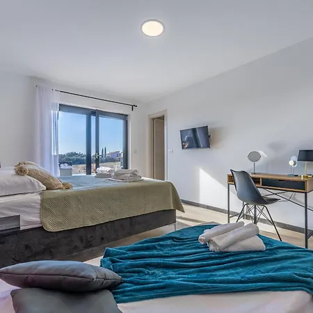 Aura Пула